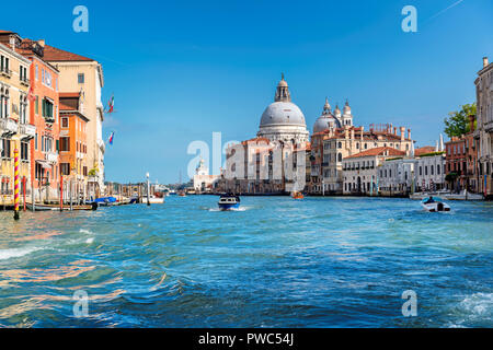 Grand canal et basilique Santa Maria della Salute, Venise, Italie. Banque D'Images