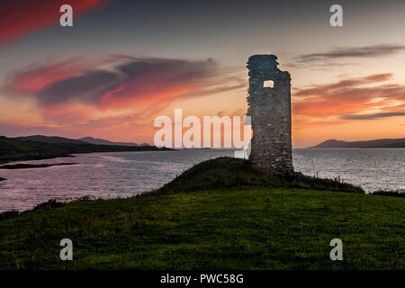 Tête de moutons, Bantry, Cork, Irlande. Le 21 août 2010. Les ruines du 15ème siècle château Dunbeacon tard en soirée sur le Sheep's Head Way, Co Co. Banque D'Images