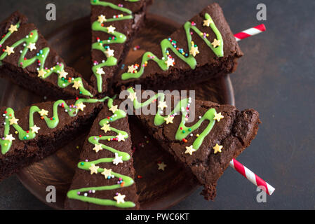 Brownie au chocolat en forme d'arbre de Noël avec glaçage vert et festive nutrifer close up. Maison doux Noël ou les vacances d'hiver, l'alimentation pâtisserie Banque D'Images