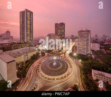 Vue de dessus du rond-point de la ville de Jakarta sur la nuit. Jakarta, Indonésie Banque D'Images