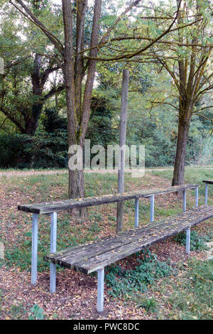 Stand de bancs dans une cour de baseball dans une zone rurale Banque D'Images