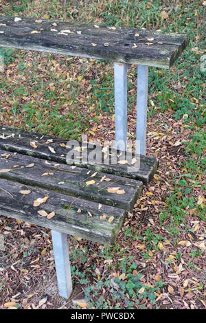 Stand de bancs dans une cour de baseball dans une zone rurale Banque D'Images