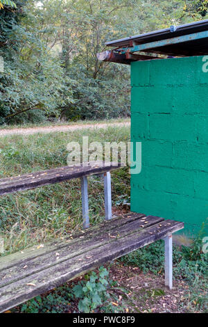 Stand de bancs dans une cour de baseball dans une zone rurale Banque D'Images