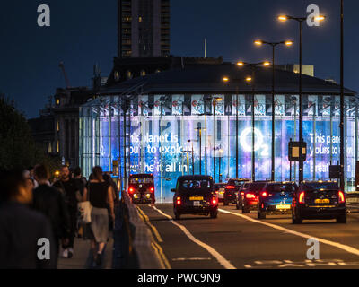 Cinéma IMAX BFI Southbank London sur l'ensemble de Waterloo Bridge, conçu par Avery Associates Architects achevée en mai 1999. Exploité par Odeon Cinemas. Banque D'Images