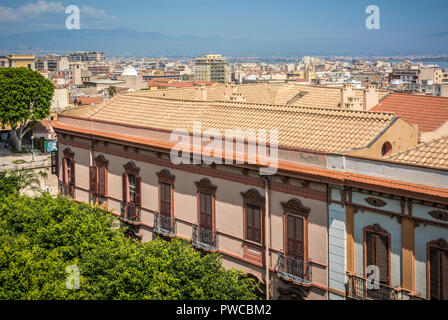 Valdes palace historique Vue d'en haut et en arrière-plan la ville de Cagliari. Palazzo ValdÃ©s est un élément important de l'icône de l'architectural landsca Banque D'Images