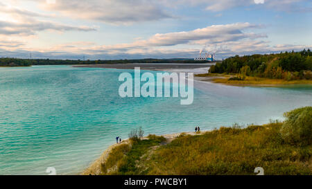 L'eau turquoise du lac powered by power plant les déchets minéraux. Vue aérienne. Banque D'Images