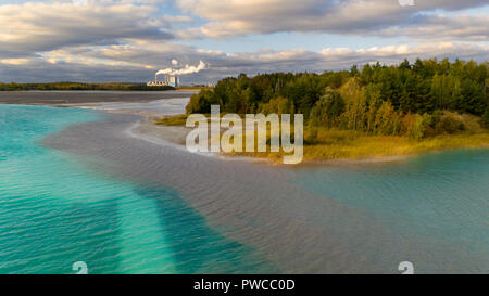 L'eau turquoise du lac powered by power plant les déchets minéraux. Vue aérienne. Banque D'Images