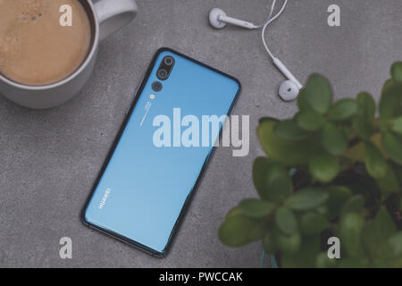 Varsovie, Pologne - octobre 07,2018 : Smartphone Huawei P20 Pro en couleur bleu. Banque D'Images