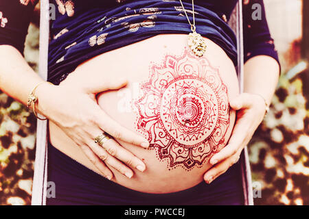 Pregnant belly avec décoration dessin au henné Banque D'Images