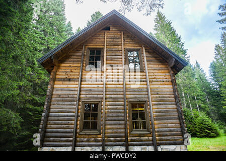 Une vieille maison en bois dans le Monténégro. Banque D'Images