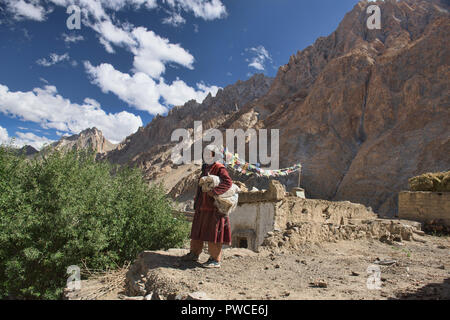 Vieille Femme dans le village de Sumdah sur le Lamayuru-Chiling Chenmo trek, Ladakh, Inde Banque D'Images