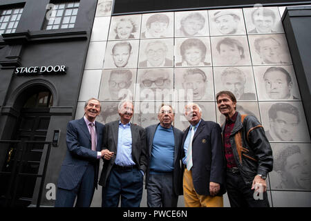 (De gauche à droite) des O'Connor, Tommy Steele, Lord Andrew Lloyd Webber, Jimmy Tarbuck et Sir Cliff Richard dévoilent le mur de la renommée, une nouvelle installation artistique au London Palladium à Londres. Banque D'Images