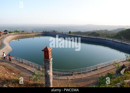 Nglanggeran Embung est un lac artificiel à Gunung Kidul Regency - région spéciale de Jogjakarta. Ce lac a été construit pour rencontrer la sécheresse dans cette région Banque D'Images