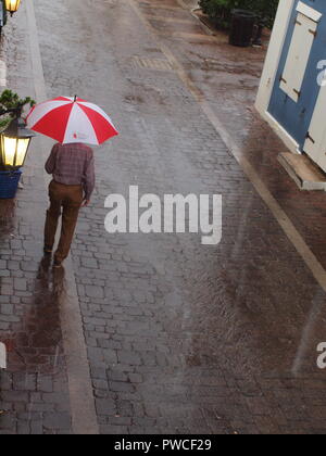 Jour de pluie poussette sur la rue Water, à Saint-Georges, les Bermudes. Banque D'Images