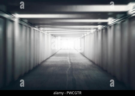 La lumière au bout du tunnel. Passage pour piétons sous la route. passage souterrain. flou. notion d'espoir, ou l'au-delà. Après dea Banque D'Images