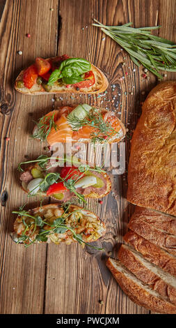 Ensemble d'assorted bruschetta avec divers écrimages pour maison de vacances. Vue d'en haut. Cuisine de fête concept. Banque D'Images