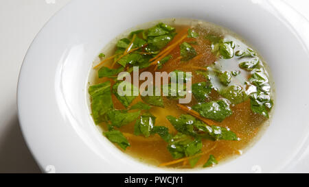 Bouillon chaud avec raviolis et les oignons verts. Studio Photo. Banque D'Images