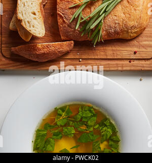 Bouillon chaud avec raviolis et les oignons verts. Studio Photo. Banque D'Images