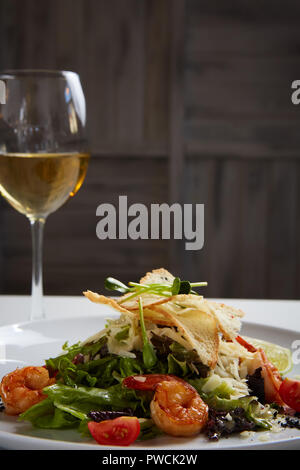 Salade fraîche sur blanc bol de fromage parmesan et crevettes. Banque D'Images