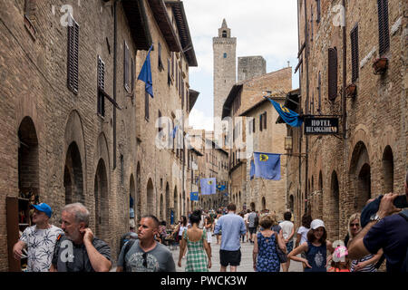 Les touristes dans une colline de San Gimignano, Toscane, Italie Banque D'Images