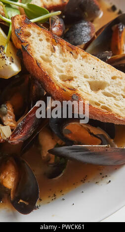 Les fruits de mer. Les moules dans le vin avec des croûtons et de citron. Les palourdes dans les coquilles. Banque D'Images