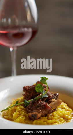 L'ossobuco, risotto au safran. Shallow dof Banque D'Images