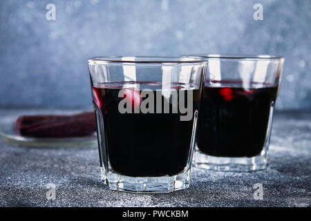 La chicha morada - boire dans les régions andines du Pérou. La chicha morada est fabriqué à partir de maïs violet Banque D'Images