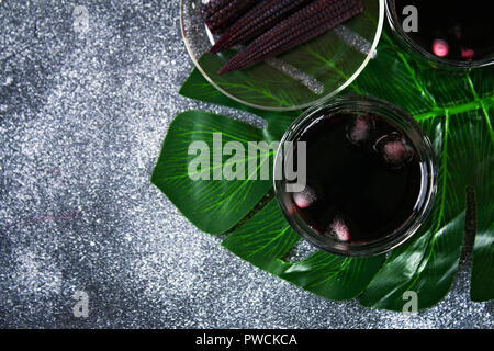 La chicha morada - boire dans les régions andines du Pérou. La chicha morada est fabriqué à partir de maïs violet Banque D'Images