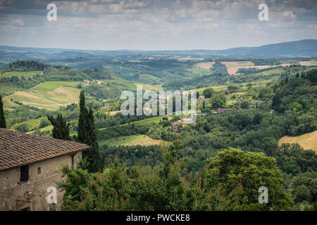 Les environs de hill top ville San Gimignano, Toscane, Italie Banque D'Images