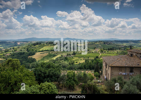 Les environs de hill top ville San Gimignano, Toscane, Italie Banque D'Images