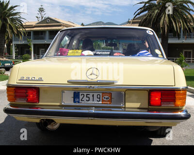 Mercedes 230 Vintage sur l'affichage lors de la 8e bulgare hellénique LEKAM rallye de voitures classiques à l'Hôtel du Parc d'Acharavi, Acharavi, Corfou, Grèce Banque D'Images