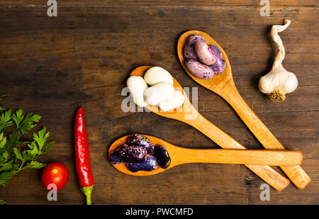 Haricots blancs naturels dans des cuillères en bois sur une table view Banque D'Images