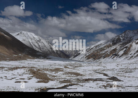 La gamme Stok et vallée de l'Indus vue à travers le haut de l'Chang La Pass, Ladakh, Inde Banque D'Images