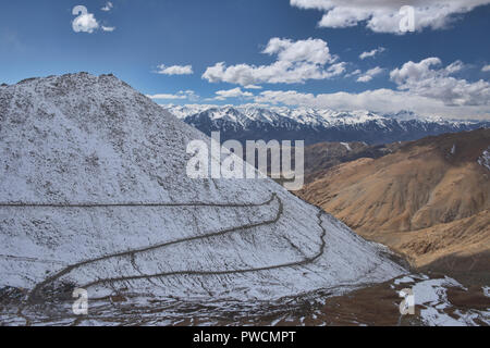 Les lacets jusqu'harfang Chang La Pass, au-dessus de la vallée de l'Indus et plage de Stok, Ladakh, Inde Banque D'Images