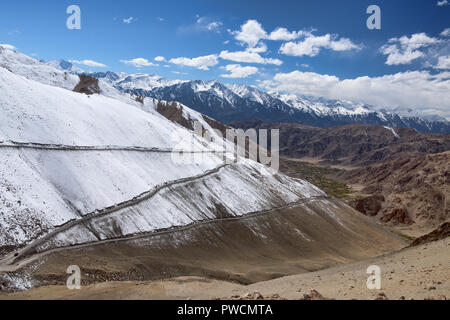 Les lacets jusqu'harfang Chang La Pass, au-dessus de la vallée de l'Indus et plage de Stok, Ladakh, Inde Banque D'Images