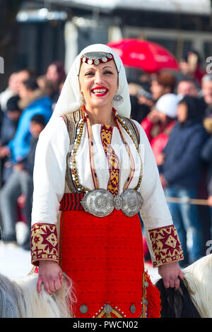 Sofia, Bulgarie - le 14 janvier 2017 : Dame en costume traditionnel bulgare au festival Banque D'Images