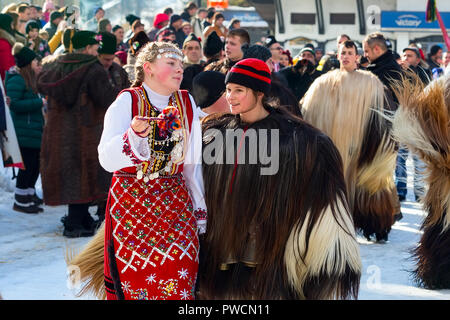 Sofia, Bulgarie - janvier 14, 2017 in : carnaval costumes traditionnels kuker au festival Kukeri Starchevata Banque D'Images