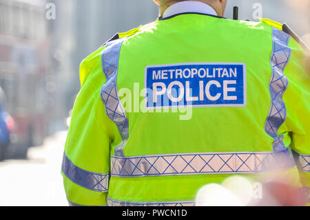 Londres, Royaume-Uni - 12 mars 2012 : policier fixe le domaine de l'abbaye de Westminster le jour du Commonwealth pour la cérémonie en présence de la reine Elizabeth II. Banque D'Images