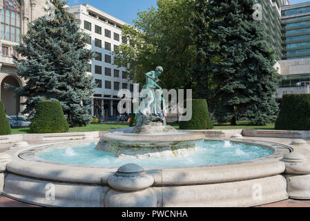 Budapest, Hongrie - 3 août 2018 : détail de l'architecture de salle de concert Vigado chambre le square et la fontaine Banque D'Images