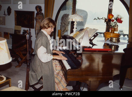 Die Schauspielerin Maria Schell am Flügel, ca. 1979. Maria Schell actrice jouant du piano, ca. 1979. Banque D'Images