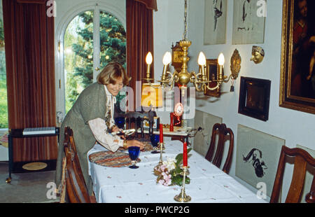 Die Schauspielerin Maria Schell deckt den Tisch, ca. 1979. L'actrice Maria Schell mettent la table, ca. 1979. Banque D'Images