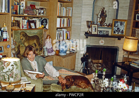 Die Schauspielerin Maria Schell auf dem canapé mit Dackel, ca. 1979. L'actrice Maria Schell sur le canapé avec son teckel, ca. 1979. Banque D'Images