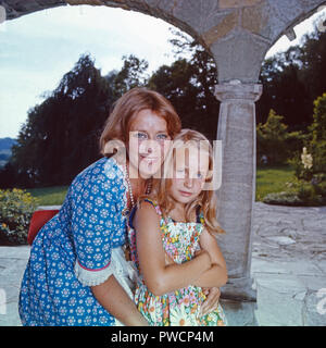 Die Schauspielerin Maria Schell mit Tochter Marie Theres, Schweiz 1972. L'actrice Maria Schell avec sa fille Marie Theres, Suisse 1972. Banque D'Images