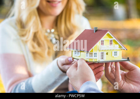 Les jeunes (petit modèle maison. Banque D'Images