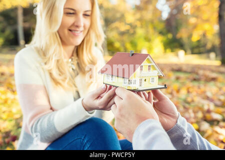 Les jeunes (petit modèle chambre à l'automne jardin ou parc. Banque D'Images