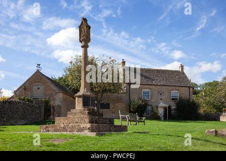 Croix de village à Guiting Power, Cotswolds, Gloucestershire, Angleterre Banque D'Images