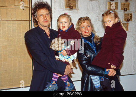 Kölschrocker Wolfgang Niedecken mit Ehefrau Tina und den Töchtern Isis und Jojo (mit Puppe) à Düsseldorf, Deutschland 1999. Wolfgang Niedecken chanteuse rock Cologne avec son épouse Tina et les filles Isis et Jojo (à la poupée) à Duesseldorf, Allemagne 1999. Banque D'Images