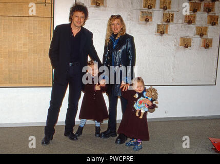 Kölschrocker Wolfgang Niedecken mit Ehefrau Tina und den Töchtern Isis und Jojo (mit Puppe) à Düsseldorf, Deutschland 1999. Wolfgang Niedecken chanteuse rock Cologne avec son épouse Tina et les filles Isis et Jojo (à la poupée) à Duesseldorf, Allemagne 1999. Banque D'Images
