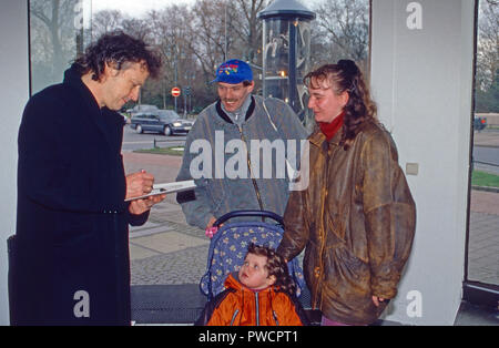 Kölschrocker Wolfgang Niedecken gibt Autogram à Düsseldorf, Deutschland 1999. Wolfgang Niedecken chanteuse rock Cologne de signer des autographes à Duesseldorf, Allemagne 1999. Banque D'Images