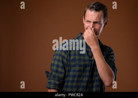 Portrait de l'homme contre fond brun Banque D'Images